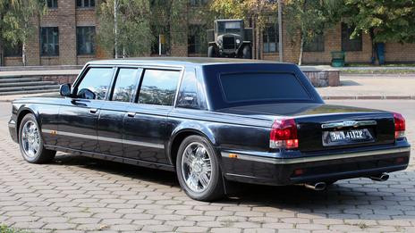 Chiếc ZIL 4112P do Nga sản xuất dành cho tổng thống Putin được bọc thép chống lại các vũ khí quân dụng, đầy đủ trang thiết bị cần thiết đảm bảo tính mạng cho ông Putin.