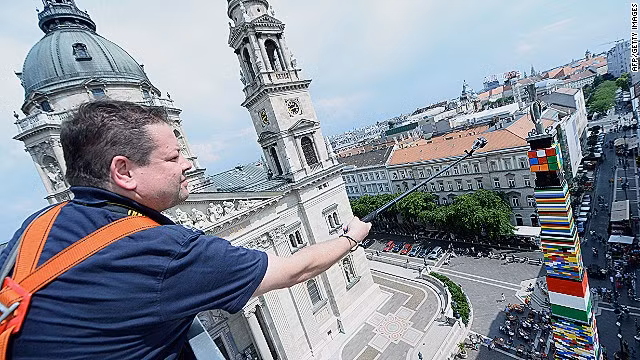 Một nhóm người Hungary đã xây dựng một tòa tháp bằng lego cao 34,76 m và trở thành tòa tháp cao nhất thế giới được sách kỉ lục Guiness xác nhận.