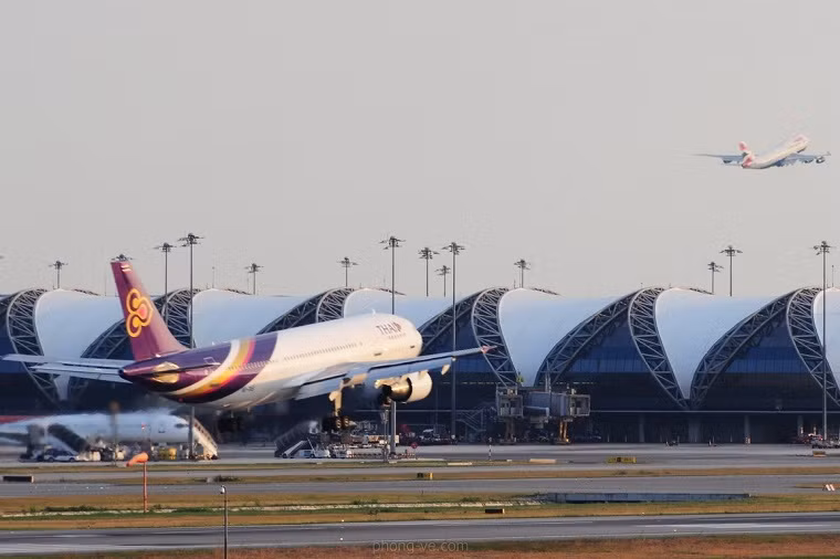 Các cuộc biểu tình tại Thái Lan vẫn chưa có dấu hiệu chấm dứt. Đầu năm 2014 cho đến nay, hàng loạt các chuyến máy bay quốc tế đã buộc phải hủy bỏ vì các sân bay tại nước này thường xuyên phải đóng cửa. Vụ việc khiến ngành du lịch của Thái Lan bị ảnh hưởng nặng nề, kinh tế bị thiệt hại đáng kể.