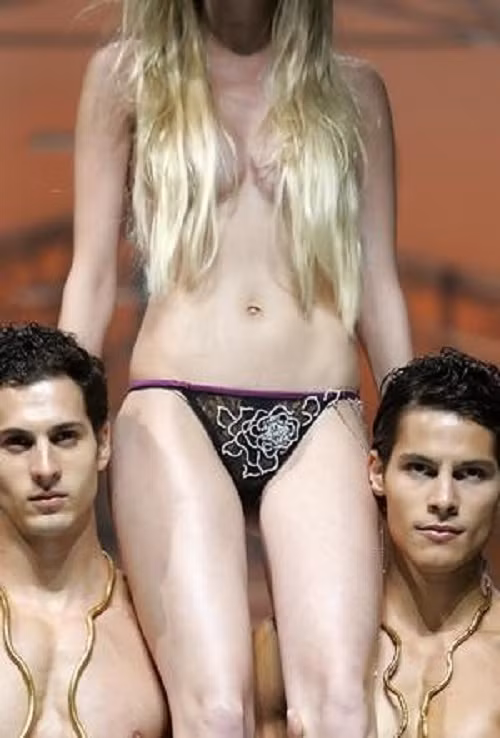 Bộ đồ lót bằng kim cương đến từ Singapore 518 viên kim cương, 24 dây tua rua bằng vàng cùng chữ kí của tỷ phú Trump là món quà đặc biệt để tặng vợ hay người yêu. Bộ đồ lót được rao bán với giá 122 nghìn USD (2,5 tỷ đồng).