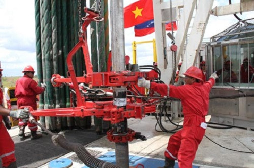 Cận cảnh những người công nhân trên giàn đang nhanh chóng hoàn thành nhiệm vụ.