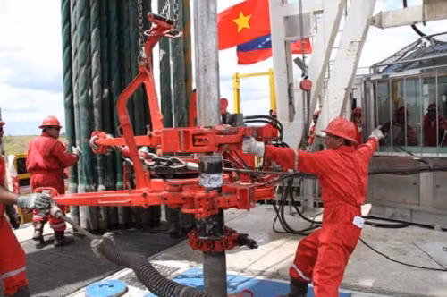 Cận cảnh những người công nhân trên giàn đang nhanh chóng hoàn thành nhiệm vụ.