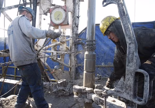 Nước muối luôn là một vấn đề đáng lo vì khiến các thiết bị trở nên rỉ sét và hỏng hóc. Trong ảnh là 2 công nhân đang cố gắng loại bỏ lớp muối bám dầy trên bề mặt các chi tiết máy.