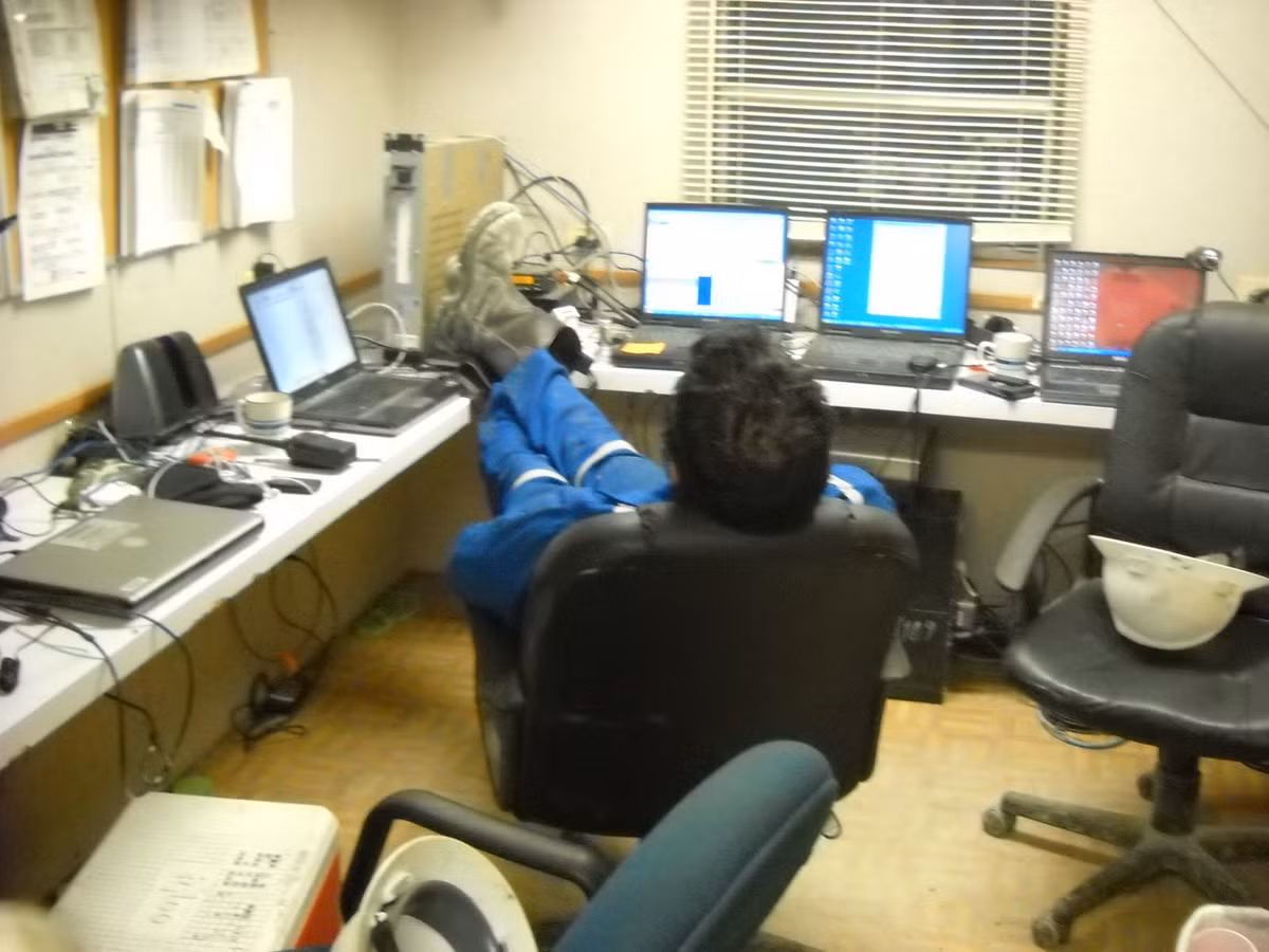 Một phút chợp mắt thư giãn của người kỹ sư trẻ sau phiên trực nhiều tiếng đồng hồ.