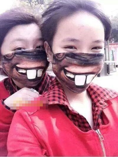 Những chiếc khẩu trang 3D hiện đang khá phổ biến trên khắp thế giới. Tại Việt Nam, khá nhiều dịch vụ in hình 3D trên quần áo, vật dụng thường ngày được mở ra trên khắp các tỉnh thành.