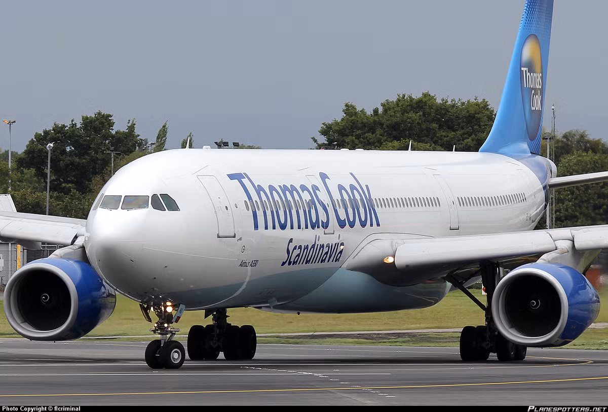 Máy bay của hãng Thomas Cook của Anh hạ cánh xuống đường băng.