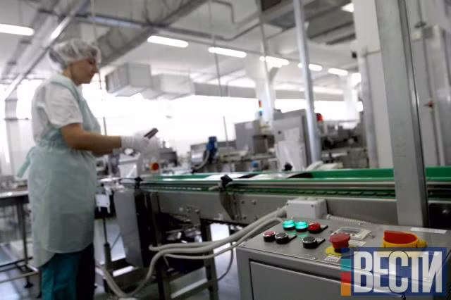 Tổng công ty Roshen có hàng chục nhà máy trên khắp đất nước Ukraine, với hàng nghìn công nhân làm việc. Các công nhân trong nhà máy sô cô la Roshen làm việc được trang bị đầy đủ găng tay, mũ chụp, tạp dề....