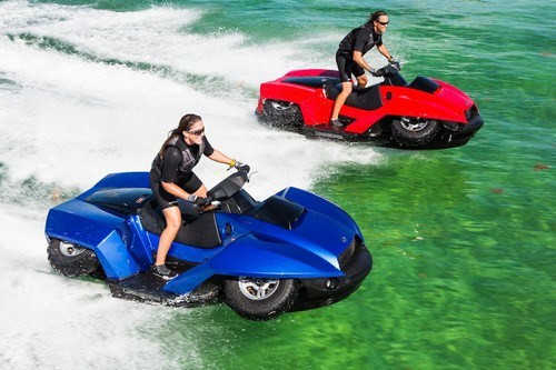 "Bò sát lưỡng cư" Gibbs Quadski do công ty thể thao Gibbs sản xuất năm 2012 sử dụng động cơ 4 thì mạnh mẽ giúp xe đạt tốc độ 72 km/h trên cả mặt đất lẫn dưới nước. Điểm hạn chế của xe là chỉ có 1 chỗ ngồi.