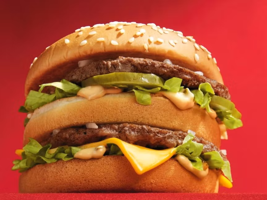 McDonald cũng lập kỉ lục bán hàng khi bán được 75 chiếc Hamburger cỡ lớn chỉ trong 1 giây trên toàn cầu và phục vụ 68 triệu lượt khách mỗi ngày, chiếm 1% dân số toàn cầu.