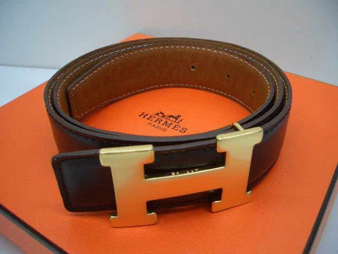 Có thể dễ dàng nhận ra thắt lưng của Hermes với chữ H đặc trưng, lớp chỉ khâu tay tỉ mỉ. Hầu hết thắt lưng của hãng này có thiết kế đơn giản nhưng chất lượng cao, sử dụng da các loài động vật quý như trăn, cá sấu..