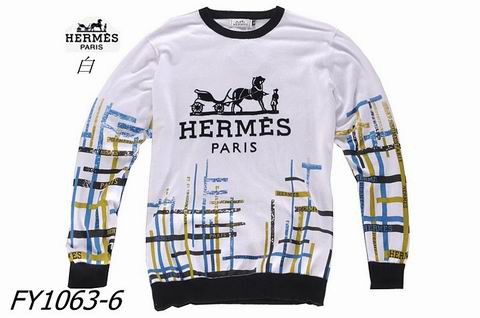 Áo phông tuy không phải thế mạnh của Hermes nhưng hãng này vẫn có nhiều mẫu áo nổi tiếng mang phong cách riêng cho mình. Chiếc áo in hình cỗ xe ngựa tại Paris từng gây sốt trong thời gian dài với giá lên tới hàng chục nghìn USD.