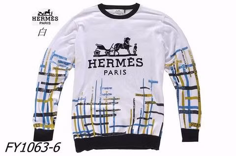 Áo phông tuy không phải thế mạnh của Hermes nhưng hãng này vẫn có nhiều mẫu áo nổi tiếng mang phong cách riêng cho mình. Chiếc áo in hình cỗ xe ngựa tại Paris từng gây sốt trong thời gian dài với giá lên tới hàng chục nghìn USD.