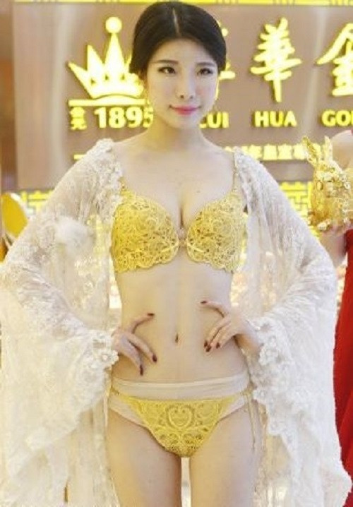 Một hãng trang sức tại tỉnh Vũ Hán, Trung Quốc đã cho ra mắt bộ đồ lót làm hoàn toàn bằng vàng. Hãng trang sức này đã mất 4 tháng để chế tạo bộ đồ bằng 950 gram vàng. Giá trị của nó lên tới 826 nghìn USD (17,4 tỷ đồng).