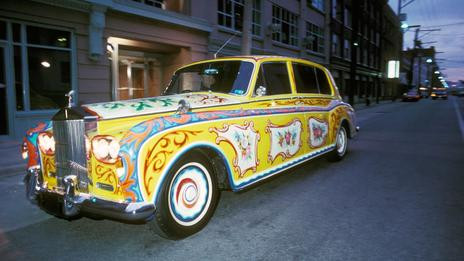 Rolls-Royce Phantom V của John Lennon, cựu nhóm trưởng ban nhạc huyền thoại "the Beatles" được trang trí hoa văn bắt mắt, toàn bộ thân xe được bọc thép chống đạn đem lại độ an toàn cao cho chủ nhân.