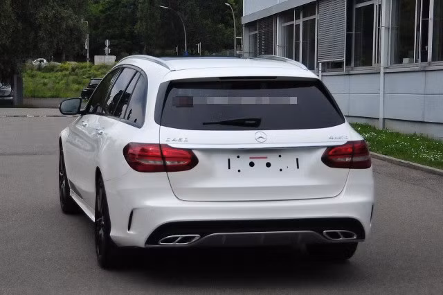 Chiếc Mercedes-Benz C450 AMG bị giới săn tin phát hiện đang chạy thử trên đường.