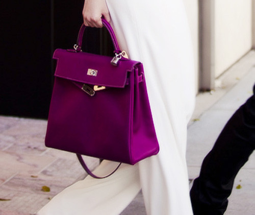 Nổi tiếng nhất và phổ biến nhất thế giới là chiếc túi Hermes Kelly với hàng triệu phiên bản trên khắp thế giới. Số lượng túi giả cũng tràn lan trên thị trường chứng tỏ sức lôi cuốn của dòng túi này đối với phái đẹp.