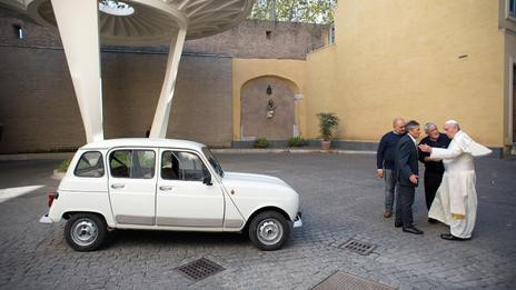 Chiếc Renault 4L 1984 bọc thép của cha Don Renzo Zocca được Giáo hoàng Francis đi dạo quanh tòa thánh Vatican.