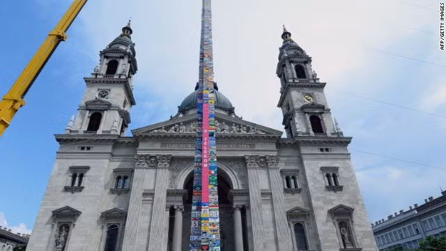 Tòa tháp bằng lego tại Budapest này đã vượt qua kỉ lục cũ do một nhóm học sinh trường trung học Dickinson, Mỹ với chiều cao 34,43 m.
