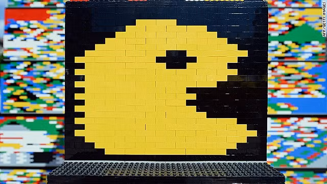 Biểu tượng trò chơi nổi tiếng Pacman được lắp ghép bằng lego trên thân tòa tháp.