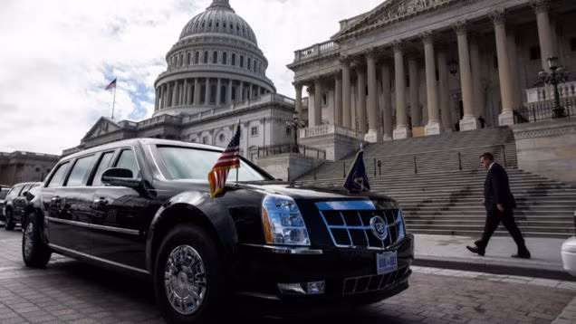 Chiếc Limousine mới của tổng thống Putin được đánh giá có kiểu dáng mạnh mẽ với nhiều tính năng ưu việt hơn chiếc "the Beast" của tổng thống Obama. Trong ảnh là chiếc "the Beat" mà tổng thống Obama đang sử dụng.