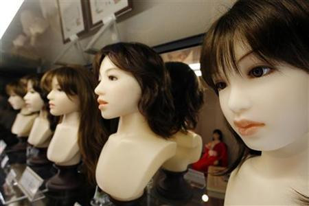 Nhật Bản coi tình dục như một nền công nghiệp phát triển, bởi vậy nước này luôn đi đầu trong việc sản xuất các loại đồ chơi người lớn phục vụ khách hàng. Hình ảnh bên trong công ty Orient nổi tiếng chuyên sản xuất sản phẩm này.