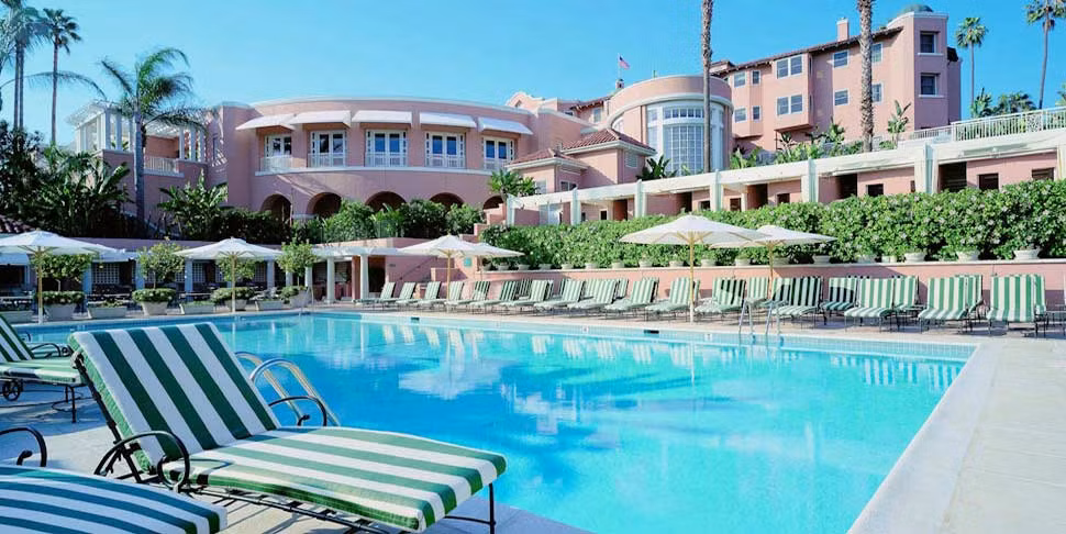 Khách sạn Beverly Hills nằm trên ngọn đồi nổi tiếng Beverly Hills, Hollywood, nơi ở của rất nhiều ngôi sao nổi tiếng cũng như cậu ấm cô chiêu giàu có nhất nước Mỹ sinh sống.