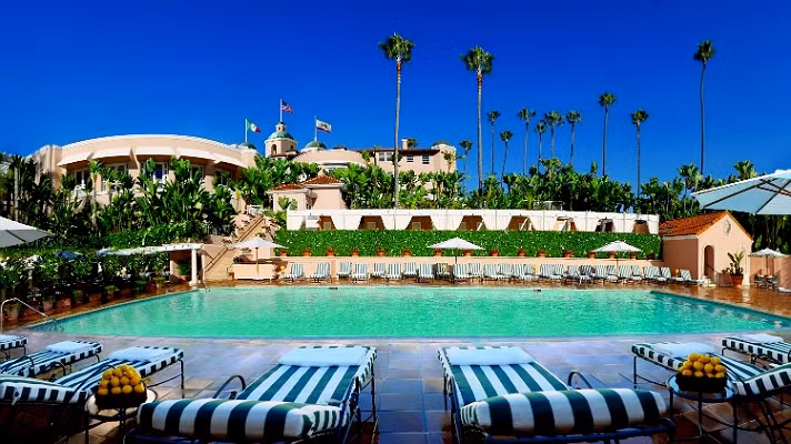 Năm 1992, khách sạn Beverly Hills đã đóng cửa tới 2 năm rưỡi chỉ để sửa chữa bảo dưỡng. Những nâng cấp mới nhận được sự đánh giá rất cao của du khách và cũng đạt chuẩn 5 sao năm đó.