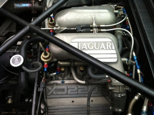 Động cơ và các thông tin về xe hoàn toàn phù hợp với Jaguar XJ220.