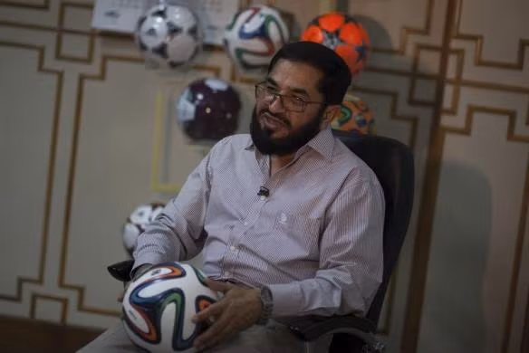 Ông Khawaja Masood Akhtar, giám đốc một xưởng chuyên sản xuất đồ thể thao tại thành phố Sialkot, Pakistan cho biết: "Khi nghe thông tin nhà sản xuất Adidas tại Trung Quốc hiện chưa đáp ứng đủ nhu cầu sản xuất trái bóng cho World Cup Brazil, tôi đã thử vận may xin được hỗ trợ và đã thành công".