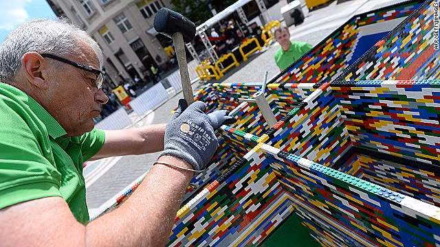 Một người đàn ông đang gia cố lại thân tháp.