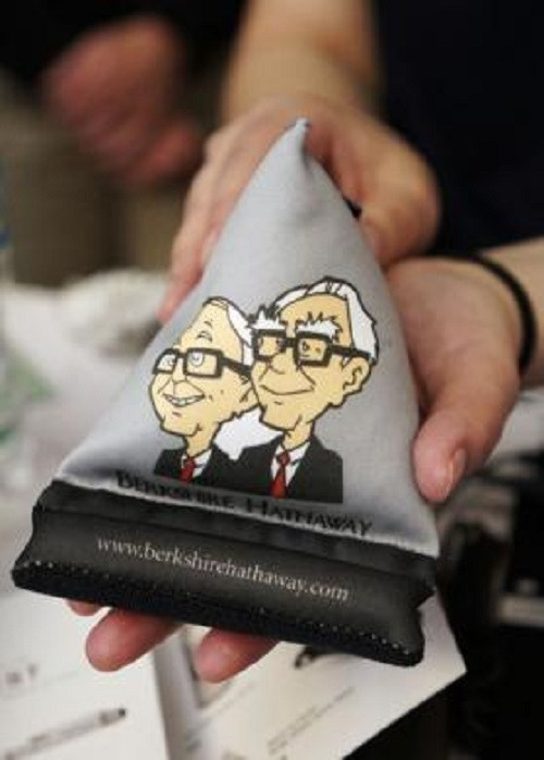 Những món quà lưu niệm in ảnh biếm họa của tổng giám đốc và phó tổng giám đốc công ty Berkshire Hathaway được tặng kèm cho các cổ đông.