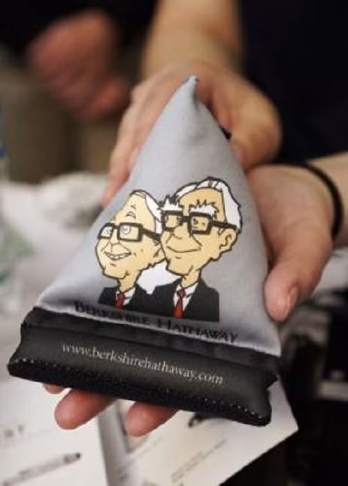 Những món quà lưu niệm in ảnh biếm họa của tổng giám đốc và phó tổng giám đốc công ty Berkshire Hathaway được tặng kèm cho các cổ đông.