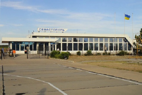 Trước đó, chính quyền Ukraine cáo buộc Nga đã phong tỏa sân bay Sevastopol tại Crimea sau khi một nhóm vũ trang không phù hiệu bao vây và cho ngừng mọi hoạt động của sân bay.