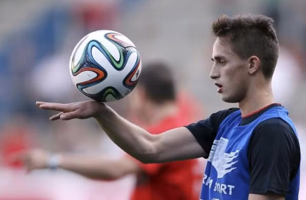 Tài năng trẻ Adnan Januzaj thử sức với trái bóng Brazuca trong màu áo đội tuyển Bỉ.