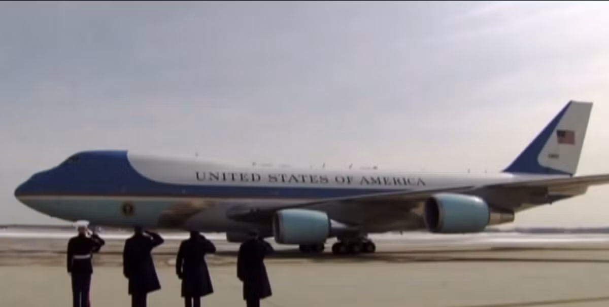 Chiếc Boeing 747 được đánh giá là dòng máy bay tầm trung hạng sang chuyên chở ông Obama đi công tác. Chiếc Boeing được cải tiến thay toàn bộ khoang hành khách bằng khoang V.I.P chỉ dành riêng cho tổng thống.