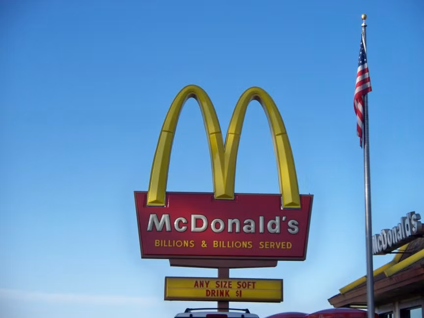 Biểu tượng chữ M vàng của McDonald còn phổ biến hơn cả biểu tượng cây thánh giá. Mỗi năm hãng này chi đến 2 tỷ USD cho các chiến dịch quảng cáo của mình.