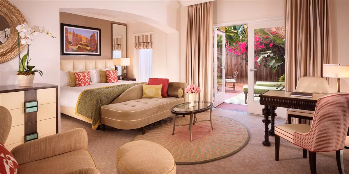 Một số căn phòng lại được bố trí theo phong cách trẻ trung, lãng mạn dành cho các cậu ấm cô chiêu lắm tiền sử dụng. Một trong số đó phải kể đến cô nàng giàu có Paris Hilton.