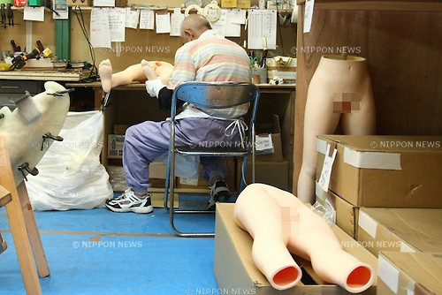 Công nhân tại nhà máy Orient được phân chia thành nhiều mảng chế tạo khác nhau. Tất cả các sản phẩm do hãng này sản xuất đều mang lại cảm giác khá chân thật, theo đánh giá của khách hàng.