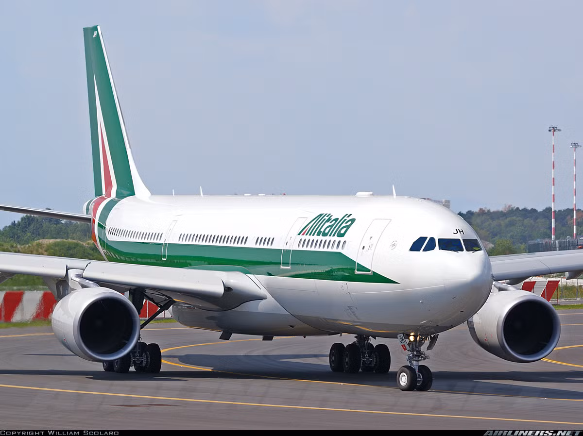 Có hai phương án chính của A330. Thứ nhất là A330-300 được giới thiệu vào năm 1987 và bắt đầu hoạt động chính thức vào năm 1993. Mẫu thứ hai là A330-200 được giới thiệu năm 1995, đưa vào sử dụng năm 1998 và trở thành phiên bản tiếp nhiên liệu, chở khách, chở hàng. Ảnh máy bay A330 của Ý.