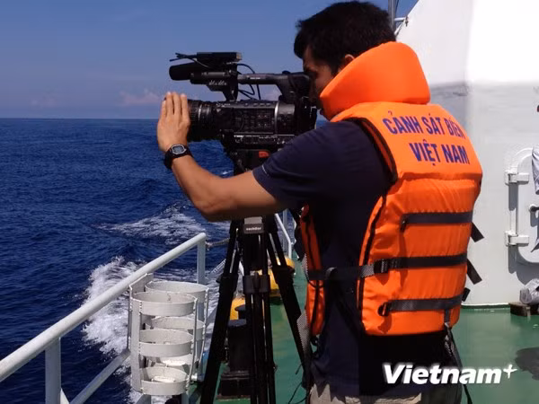 Phóng viên Mine của Đài truyền hình Fuji tác nghiệp tại Hoàng Sa.