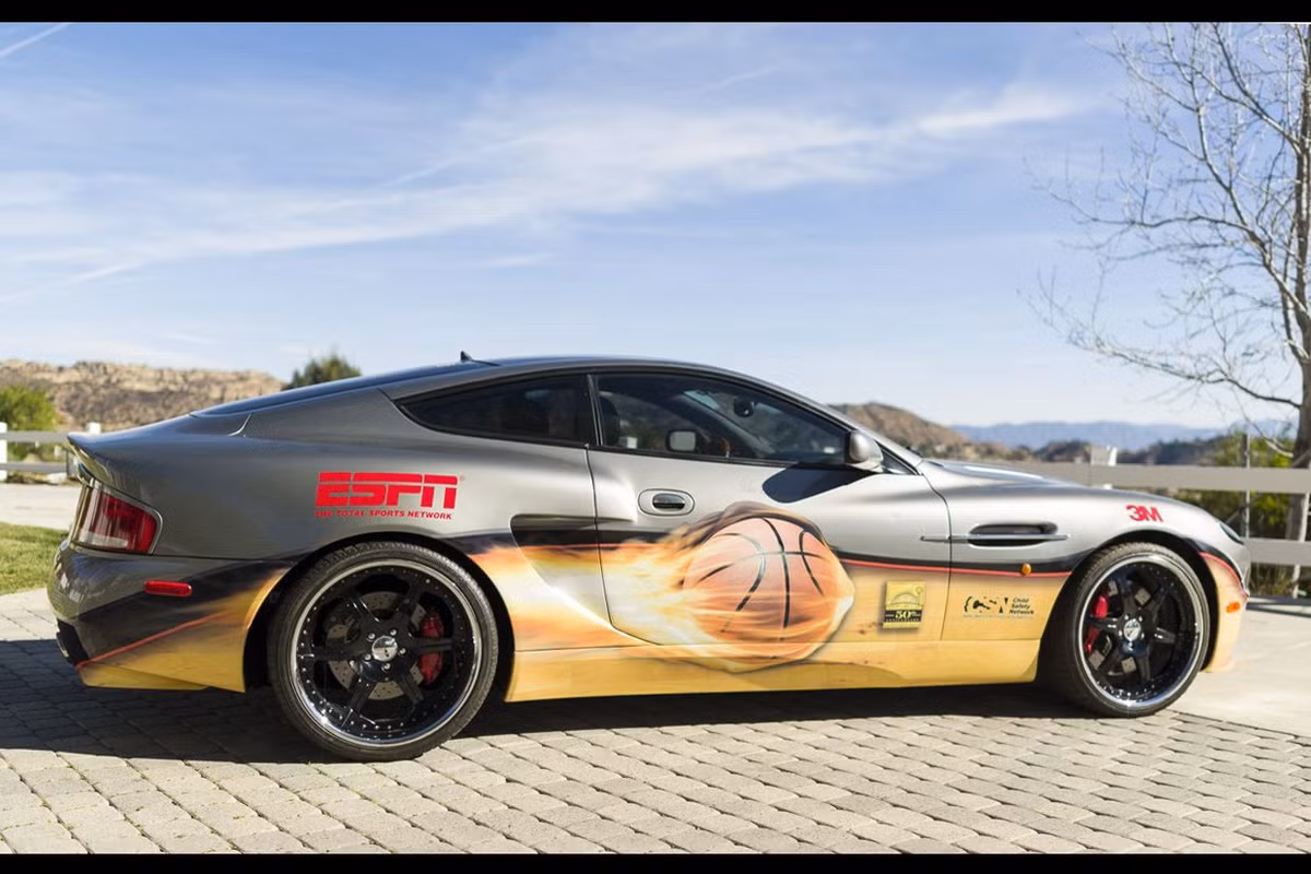 Chiếc Aston Martin Vanquish sơn màu đặc biệt mang phong cách bóng rổ.