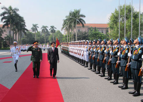 Bộ trưởng Phùng Quang Thanh và Bộ trưởng Itsunori Onodera duyệt đội danh dự Quân đội Nhân dân Việt Nam.