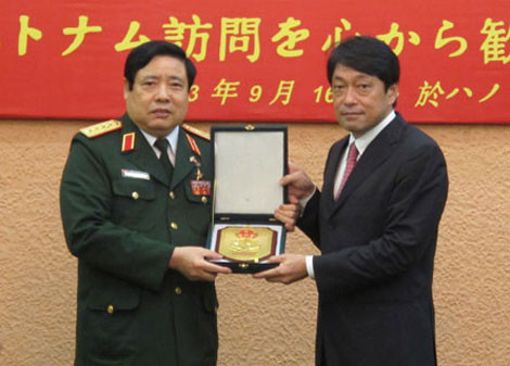 Bộ trưởng Phùng Quang Thanh tặng quà lưu niệm cho Bộ trưởng Itsunori Onodera.