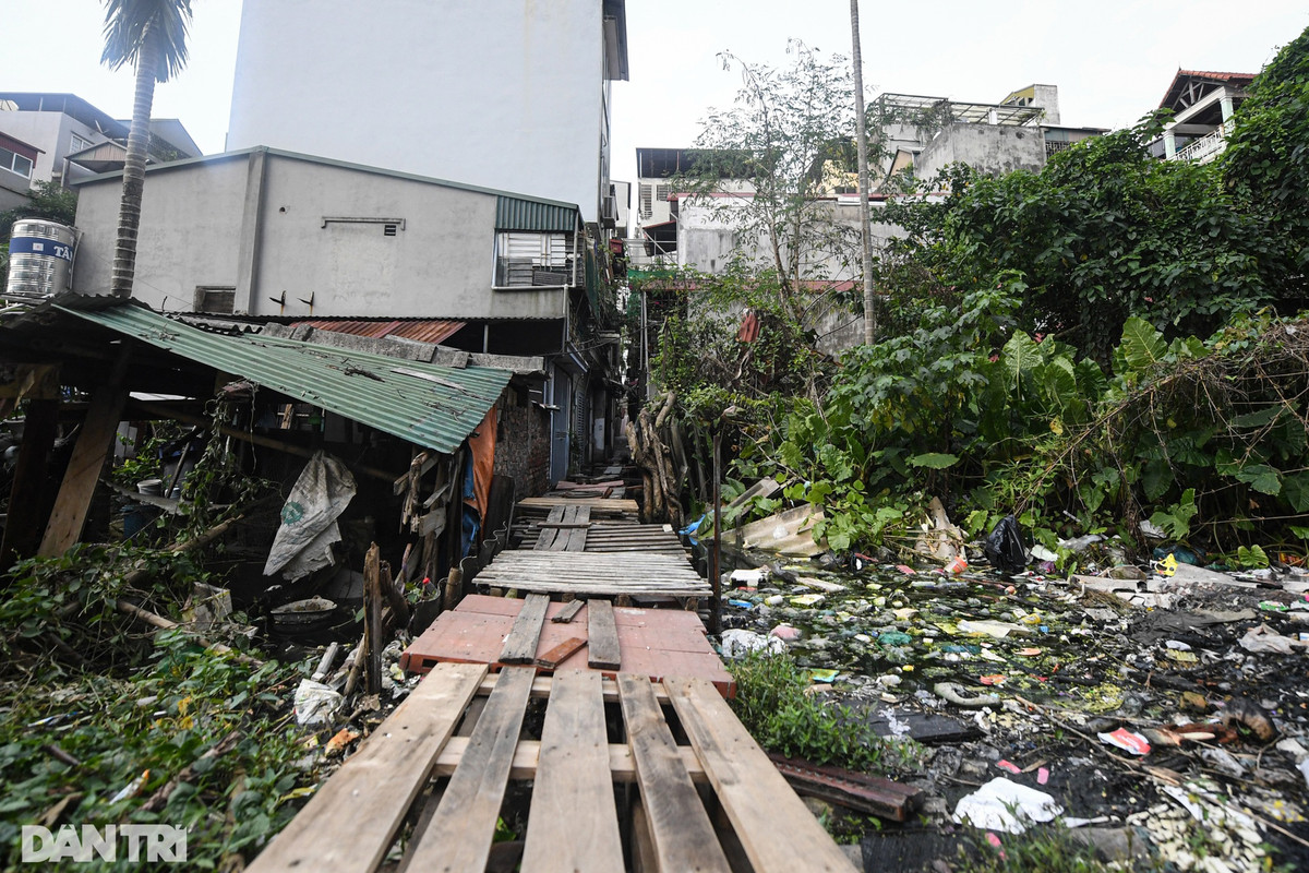 Rác thải tù đọng, bẩn thỉu đi theo nguồn nước tràn ra khắp lối đi khiến toàn bộ khu vực cuối ngõ trở nên ô nhiễm và bốc mùi. Theo người dân nơi đây cho biết, khu vực này gần hồ Tứ Liên, trước kia có một đường dẫn thoát nước chạy ra Hồ Tây nhưng giờ nhiều công trình xây dựng được dựng lên khiến hồ Tứ Liên không còn nơi thoát nước, cứ mưa lớn là nơi này luôn trong tình trạng ngập lụt.