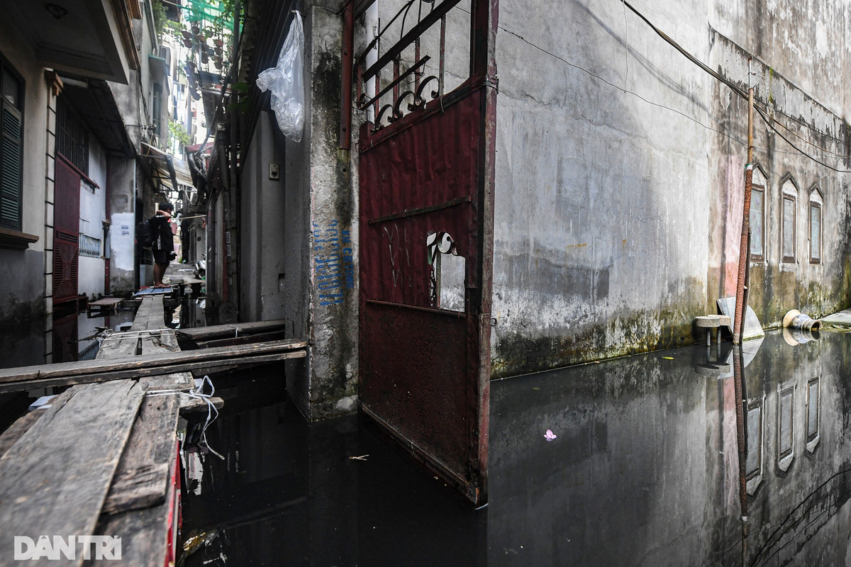 Cầu khỉ được dẫn vào tận cửa các hộ gia đình, chỉ một chút không cẩn thận là người đi có thể ngã xuống hứng đủ thứ nước thải hôi thối, đen kịt.