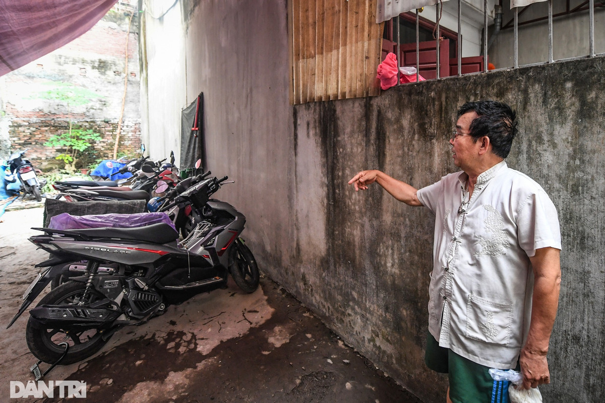 Theo ông Nguyễn Gia Thiệu (72 tuổi), sinh sống tại ngõ 91 Âu Cơ cho biết, cứ mùa mưa là khu vực này lại ngập, mùa bão còn khổ hơn. Trận mưa đợt vừa qua lớn và nhanh quá, chỉ 2 tiếng là toàn bộ đã ngập. Chính vì thế cầu khỉ được tạo ra để việc đi lại đỡ khó khăn, cứ mưa thì lại bê ra, hết nước thì cất lại. Người dân sống trong điểm ngập úng cũng phải nhờ tạm 1 miếng đất chưa được sử dụng để biến thành bãi để xe.