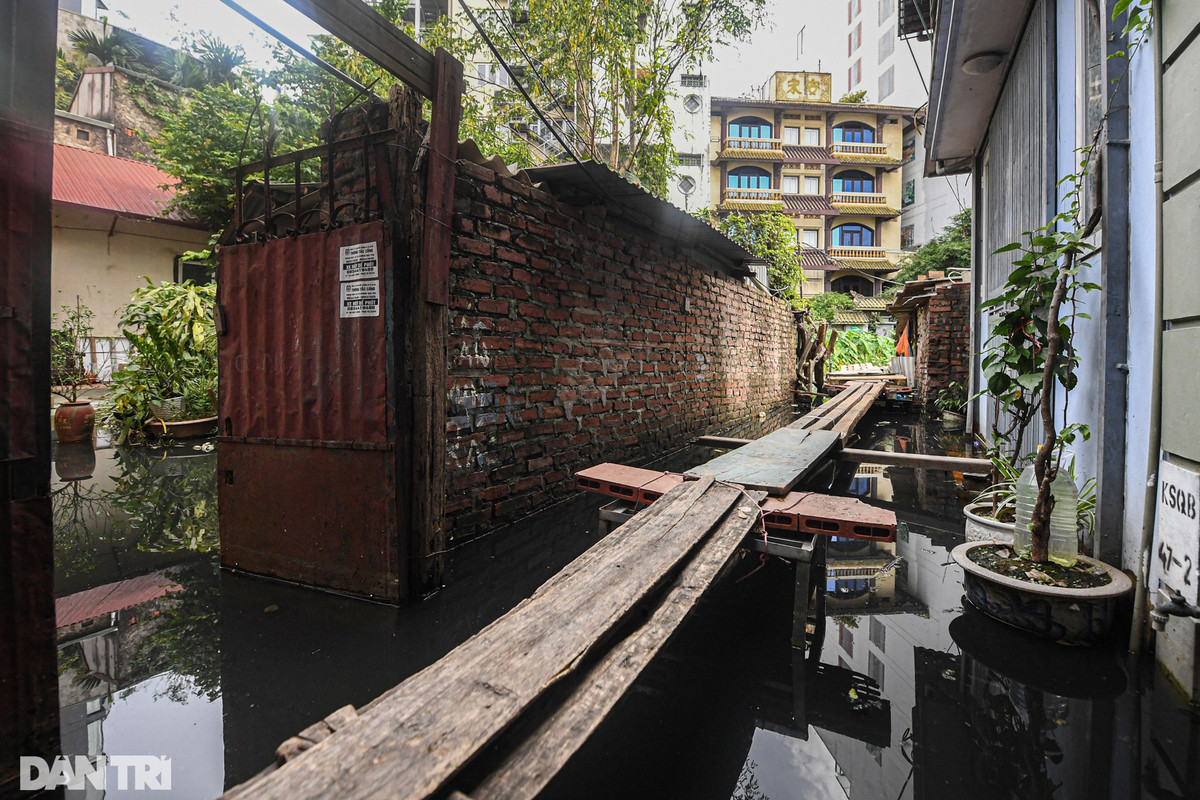 Cơn mưa lớn ngày 29/5 vừa qua đã khiến lượng nước đổ về nhanh và không kịp thoát, những chiếc cầu khỉ được người dân dựng tạm là biện pháp giúp cho việc đi lại trở nên thuận tiện hơn.