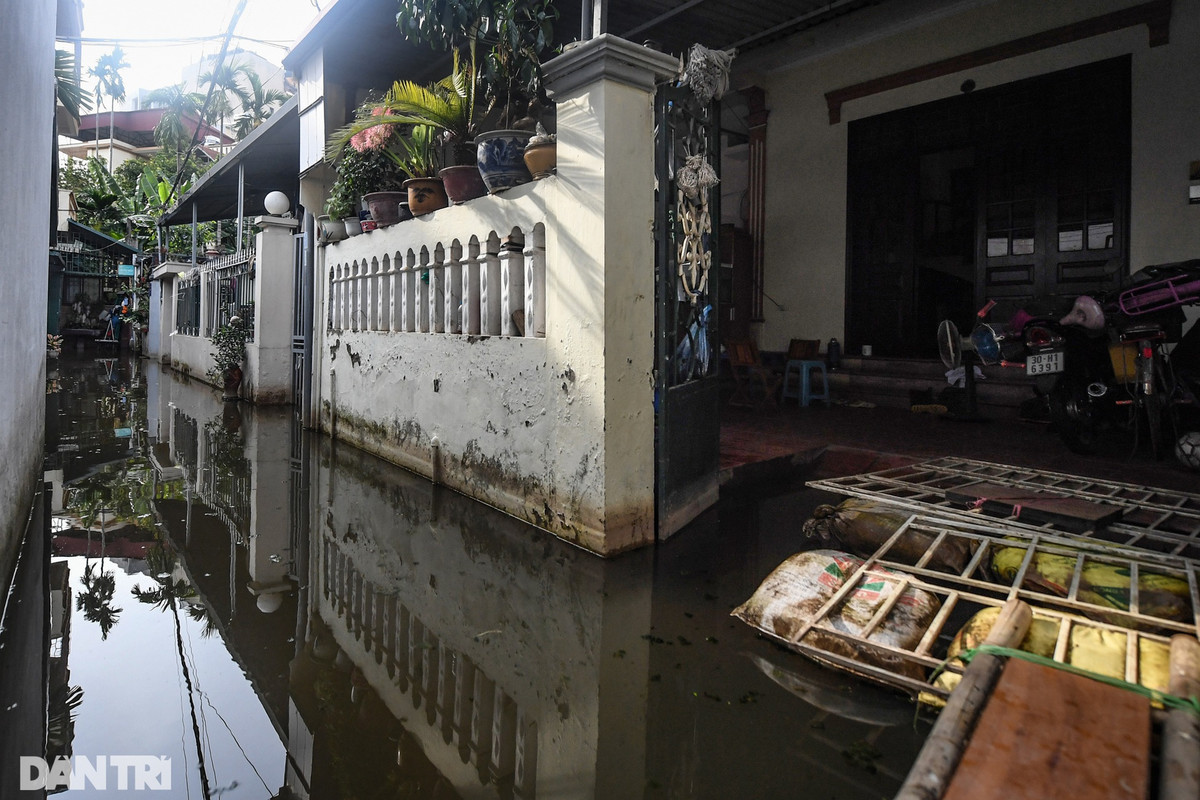 Đồ đạc được người dân xếp lên cao để tránh nước dâng lên. Việc ngập úng cũng gây bất tiện trong việc sinh hoạt, nguồn nước ô nhiễm ảnh hưởng tới sức khỏe người dân, đặc biệt là người già và trẻ nhỏ.