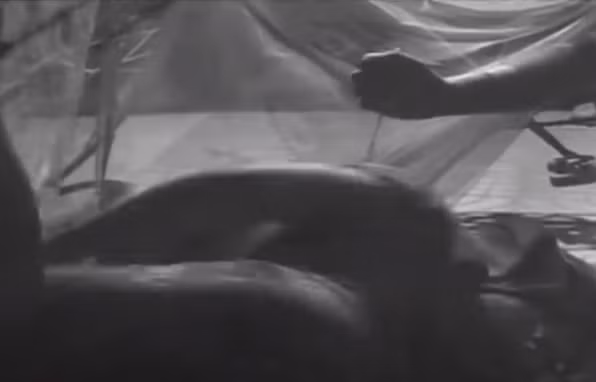 Nghĩ là làm, đối tượng về nhà, lấy con dao rồi ra chợ Đường Thét lẩn vào lán trại dừa của bà Minh đâm nạn nhân tử vong. Sau đó, đối tượng lục soát trại dừa, nhưng không thấy tài sản gì có giá trị nên bực tức đi bộ về nhà.