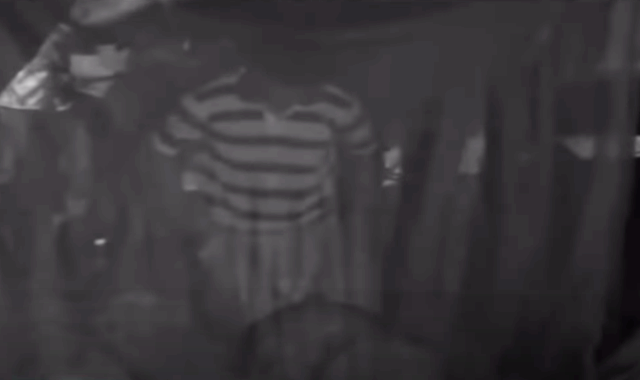 Khoảng 0h ngày 22/3/2012, Chí quay lại lán trại thực hiện hành vi hãm hiếp nạn nhân rồi về nhà kể cho mẹ rằng mình mới giết người. Do sợ bị bắt đi tù nên khi mẹ Chí khuyên ra đầu thú thì đối tượng không nghe mà đi tắm rồi đi ngủ. Tuy nhiên, nghi phạm khai rằng nằm trằn trọc không ngủ được nên đến hhoảng 3 giờ sáng, hắn thức dậy bỏ trốn cho tới khi bị bắt.